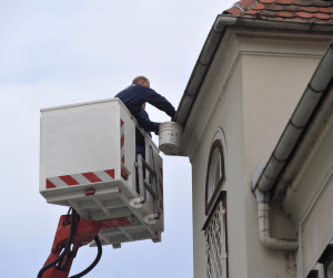 The Best Ways to Clean Gutters from the Ground