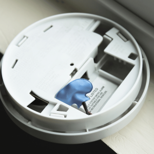 How to Remove Batteries from a Smoke Alarm